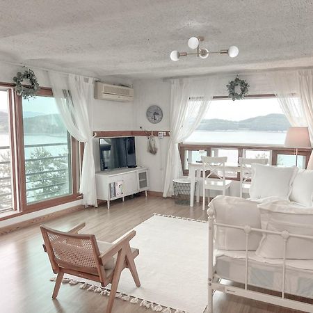 Country House Exclamation Mark & Comma Namhae Ngoại thất bức ảnh