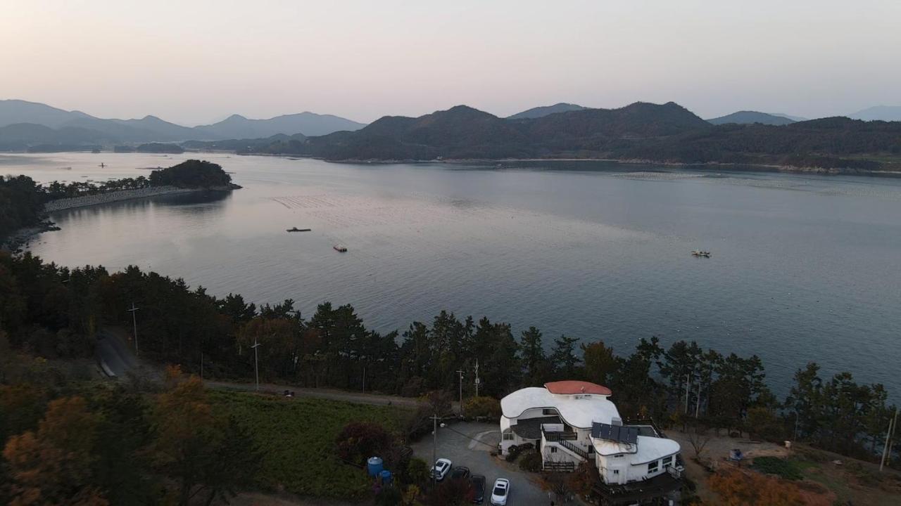Country House Exclamation Mark & Comma Namhae Ngoại thất bức ảnh