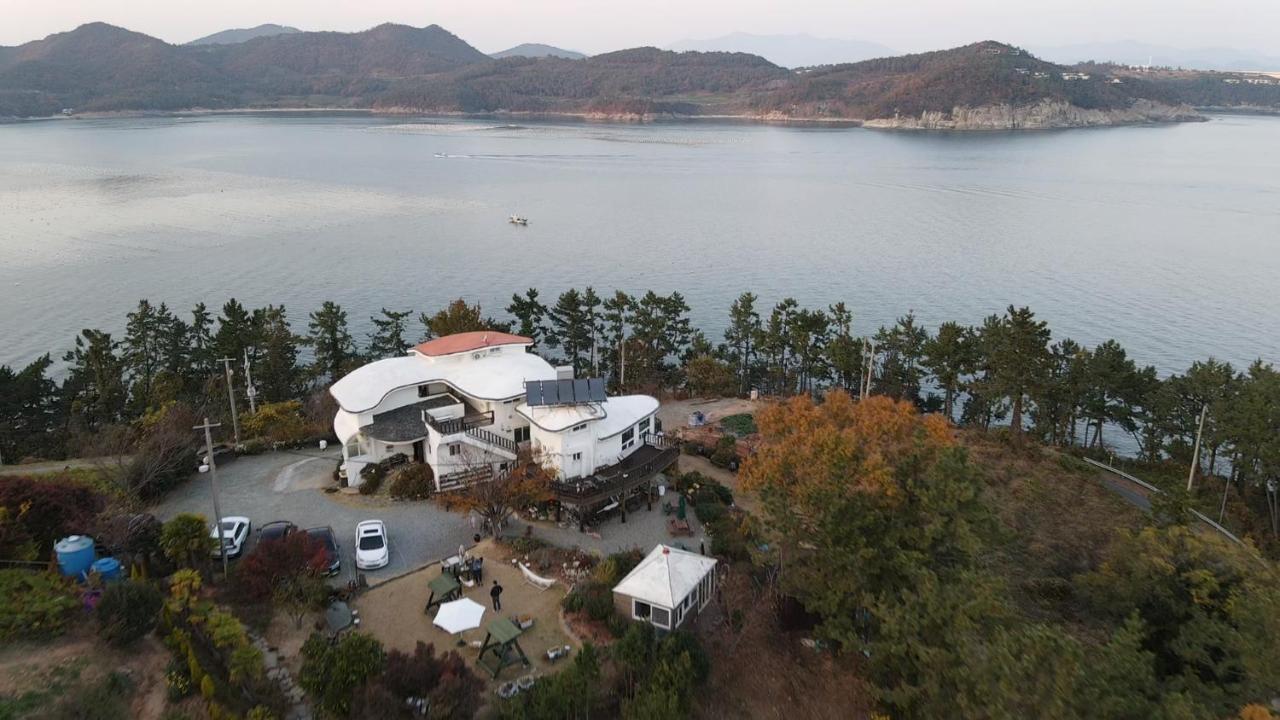 Country House Exclamation Mark & Comma Namhae Ngoại thất bức ảnh