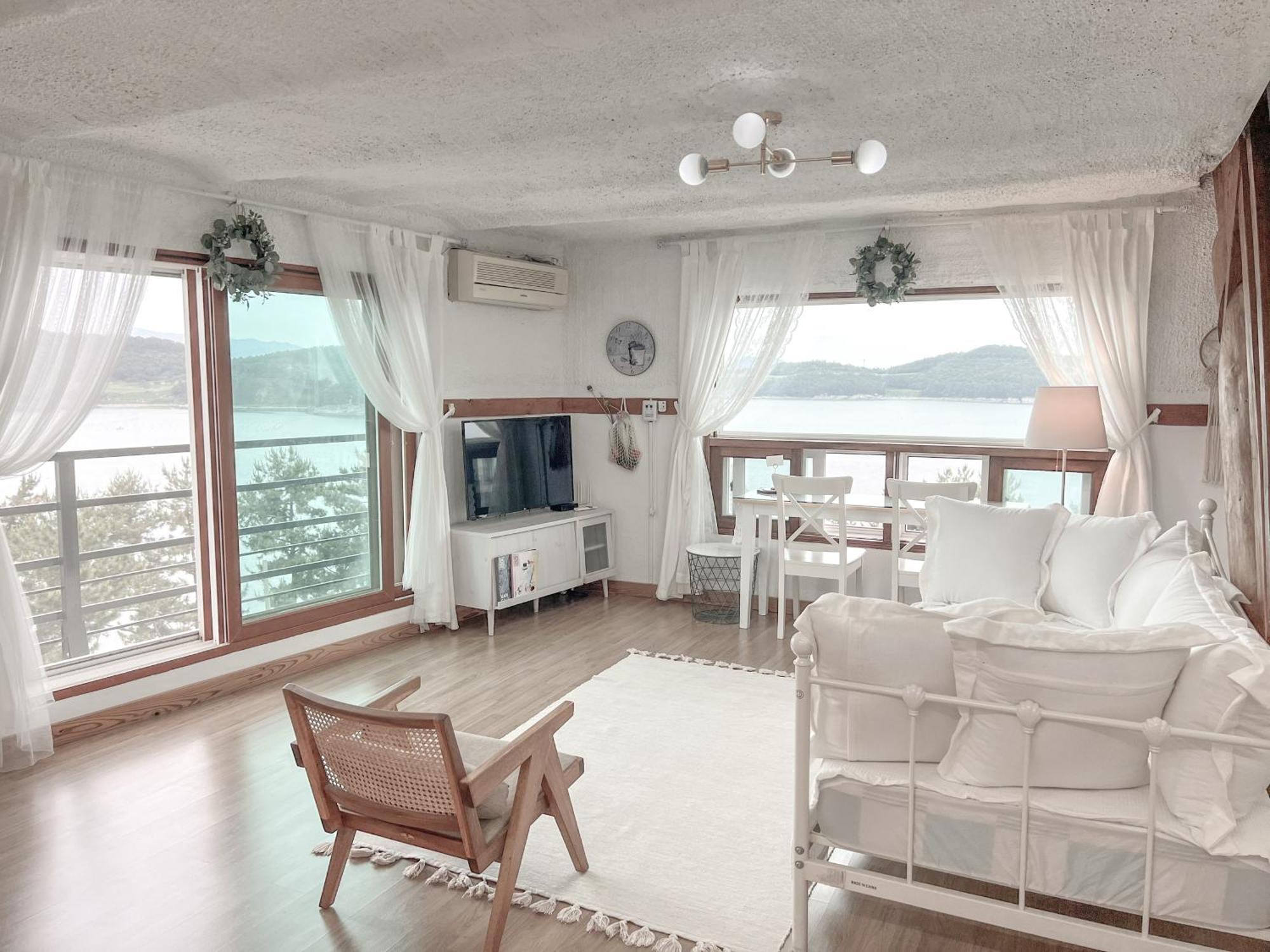 Country House Exclamation Mark & Comma Namhae Ngoại thất bức ảnh