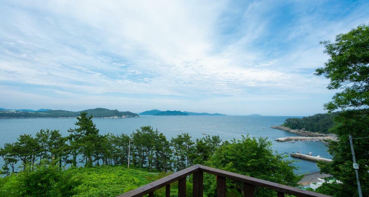Country House Exclamation Mark & Comma Namhae Ngoại thất bức ảnh